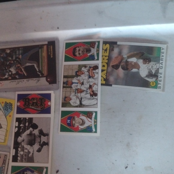 Assorted Baseball Trading Cards Collection - Picture 5 of 6